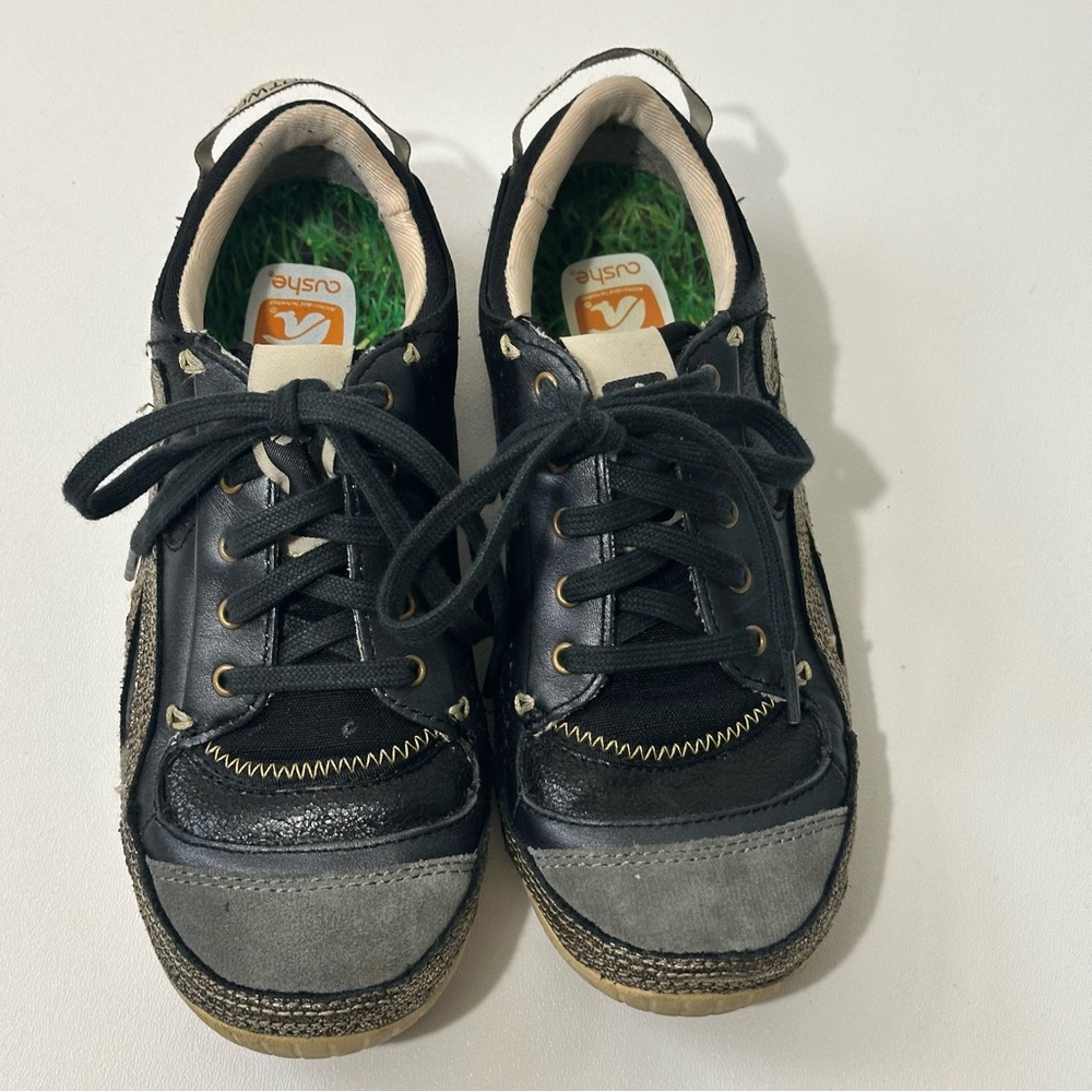Cushe Boutique Leather Metallic Distressed Gold Black Sneakers Women’s size 6